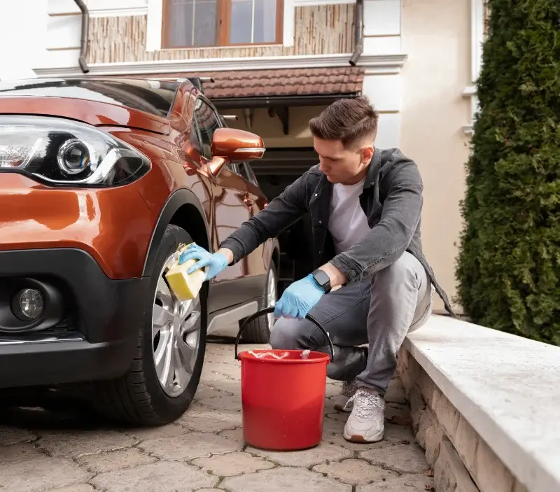 Lavage auto à domicile Frayssinet-le-Gélat : professionnel intervenant sur un véhicule